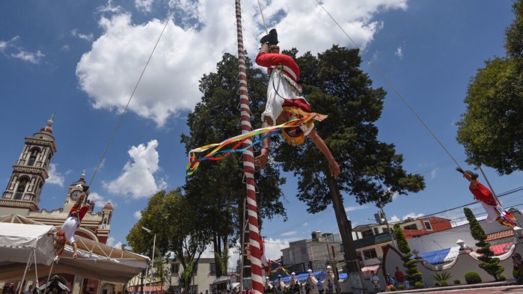 Voladores de Papantla chocan durante espectáculo en Puebla