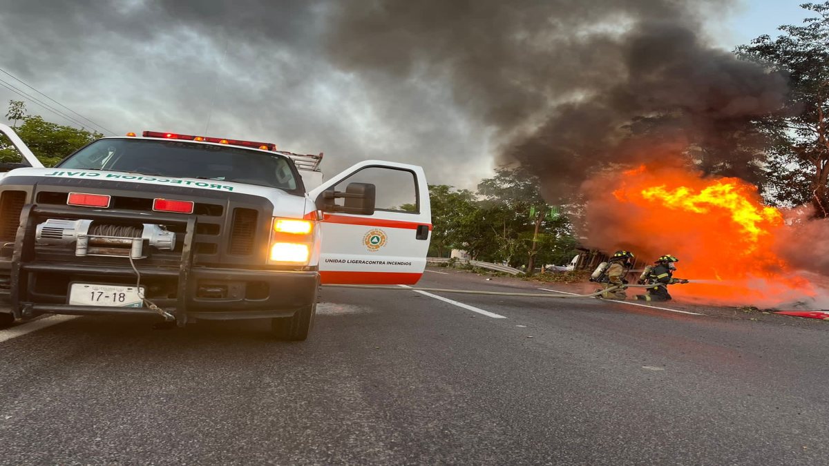 Volcadura de tractocamión en la Colima-Tecomán provoca incendio