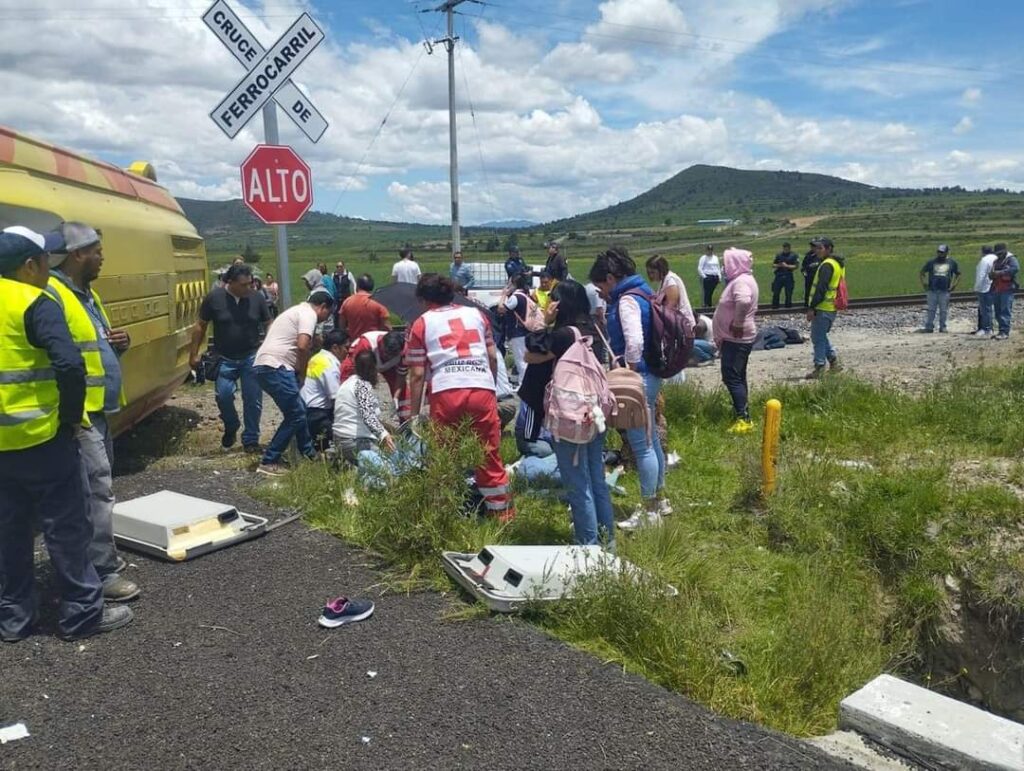 Tren embiste a autobús de pasajeros en límites de Tlaxcala e Hidalgo; hay 3 muertos y 23 lesionados