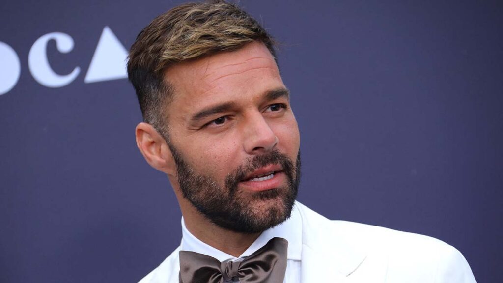 Ricky Martin se broncea sin ropa y enloquece a las redes
