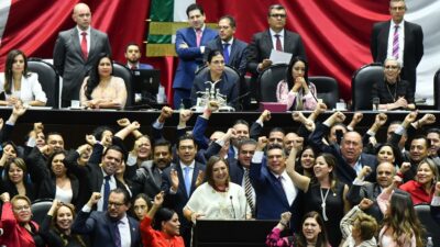 Xóchitl Gálvez rodeada de legisladores en la tribuna de la Cámara de Diputados