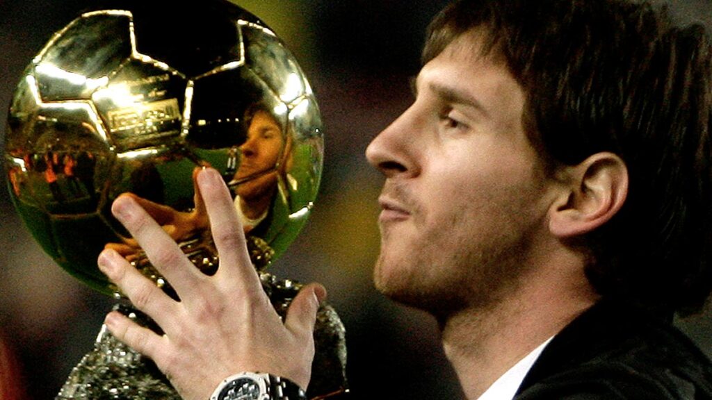 Messi ganó su primer Balón de Oro 2009. Foto: AFP