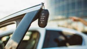 SAT va tras aseguradoras por evasión de IVA; tu seguro de auto podría subir