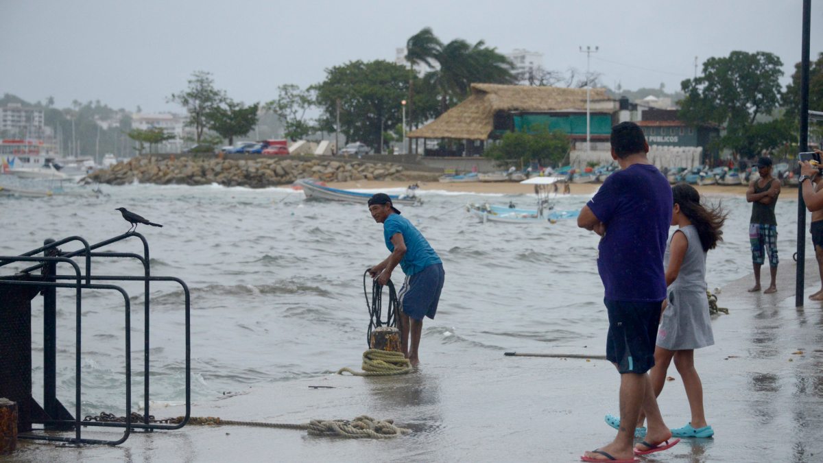 Lluvias dejan inundaciones y derrumbes en Acapulco; difunden imágenes