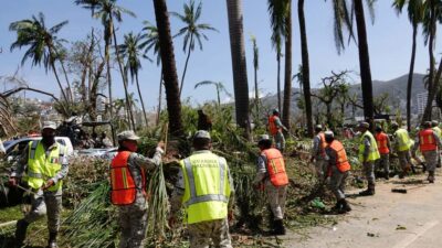 Ejército en labores de limpieza en Acapulco tras el paso del huracán Otis