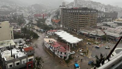 Arriba AMLO al puerto de Acapulco para atender afectaciones por huracán Otis
