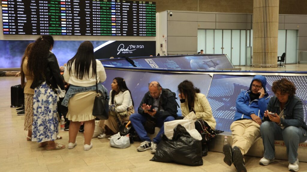 Gente en el aeropuerto de Tel Aviv en Israel