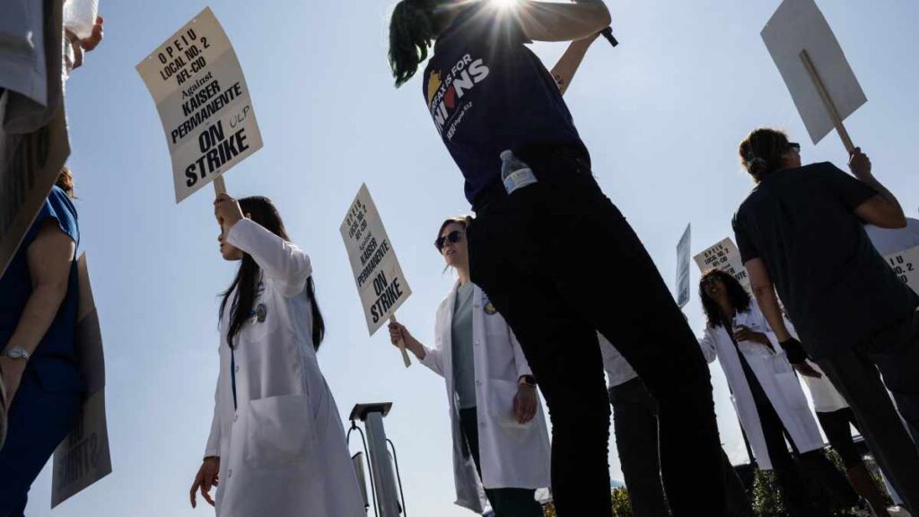 Más de 75 mil trabajadores de la salud de Kaiser Permanente inician huelga