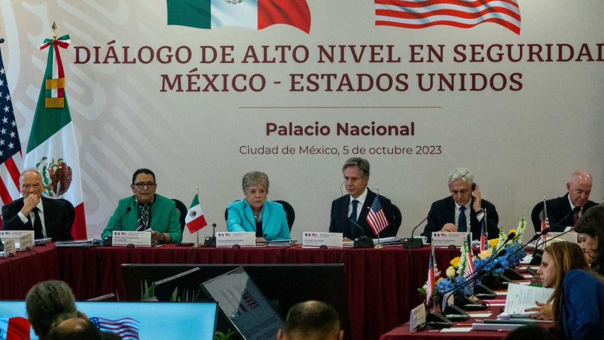 México promete combatir tráfico de fentanilo; pide a EU frenar tráfico de armas