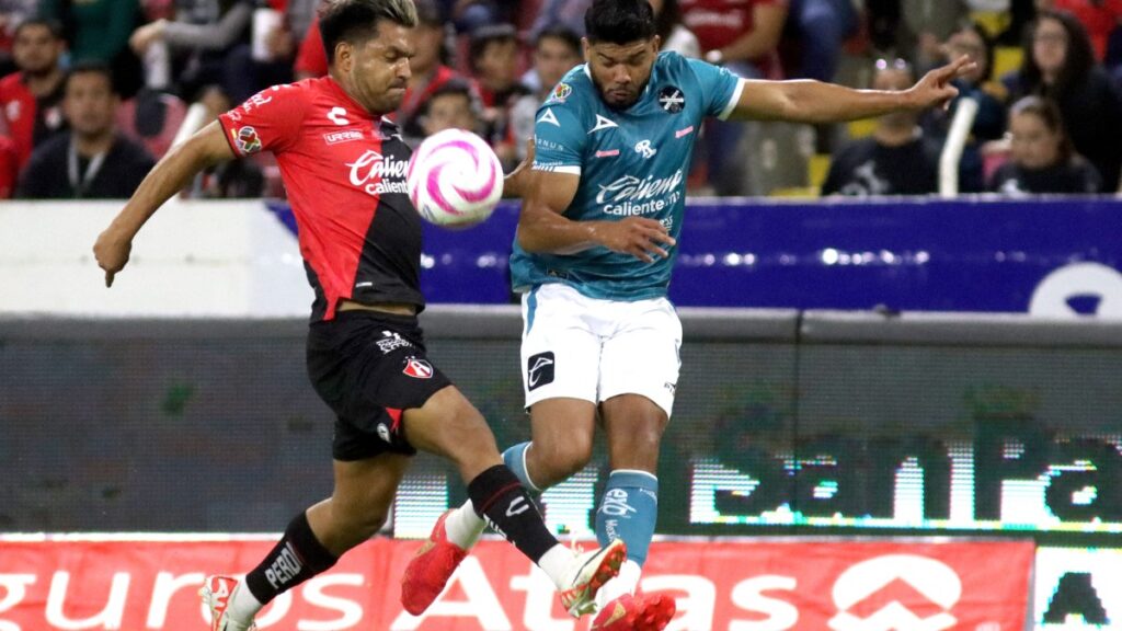 Jugadores de Mazatlán y Atlas disputan el balón en partido de la Liga MX