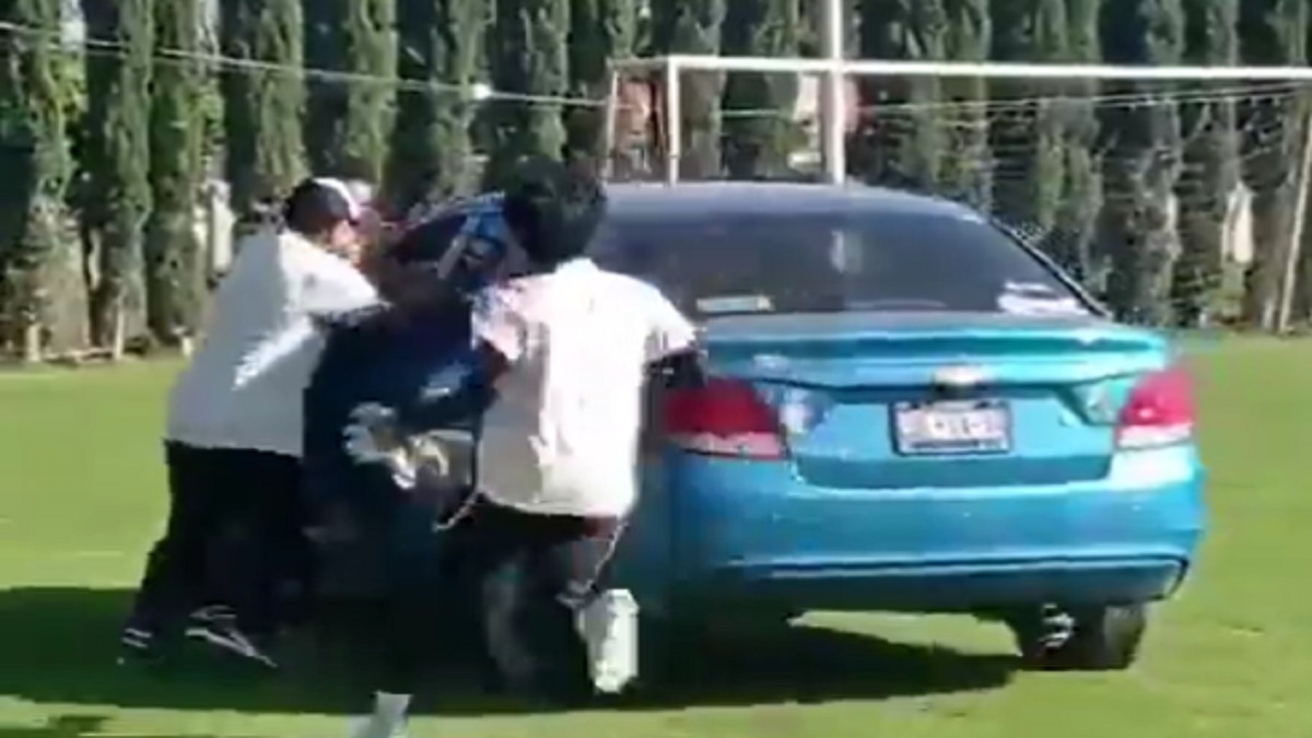 Sujeto intenta atropellar a jugadores de futbol en plena pelea campal en Atlixco, Puebla
