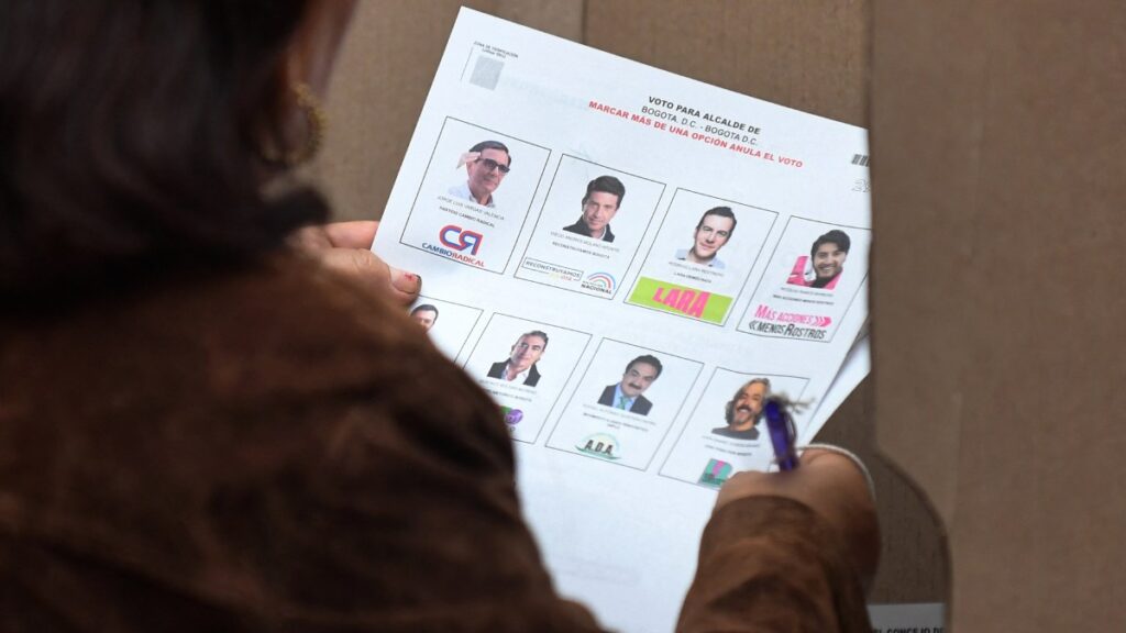 Mujer observa una boleta electoral durante las elecciones en Colombia