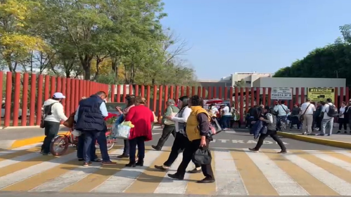Trabajadores de bachilleratos bloquean Cámara de Diputados; exigen homologación y promoción docente