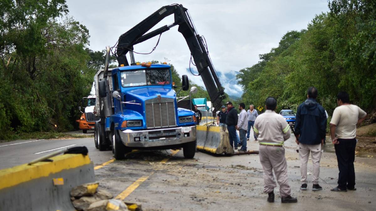 Deslaves y afectaciones carreteras aíslan a la Costa Grande de Guerrero por impacto del huracán Otis 2023