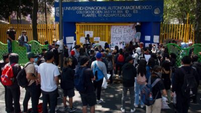 Manifestantes afuera del CCH Azcapotzalco de la UNAM