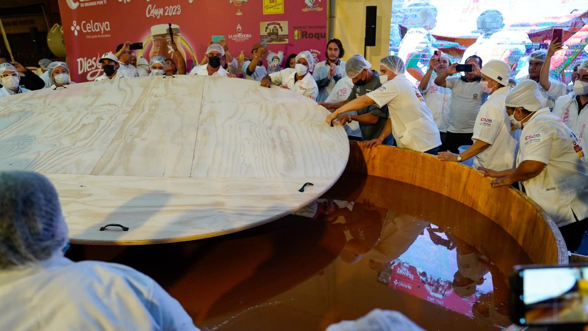 Celaya hace historia con el gigantesco dulce de leche más grande del mundo