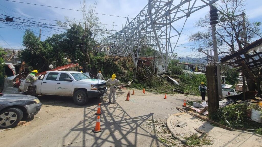Trabajadores de la CFE trabajan en una torre eléctrica caída en Guerrero