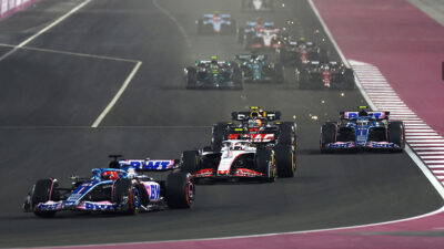 Checo Pérez queda fuera del Sprint de Qatar tras carambola