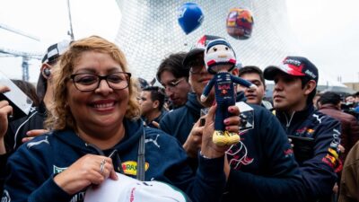 Fans del piloto mexicano Sergio "Checo" Pérez afuera de Plaza Carso