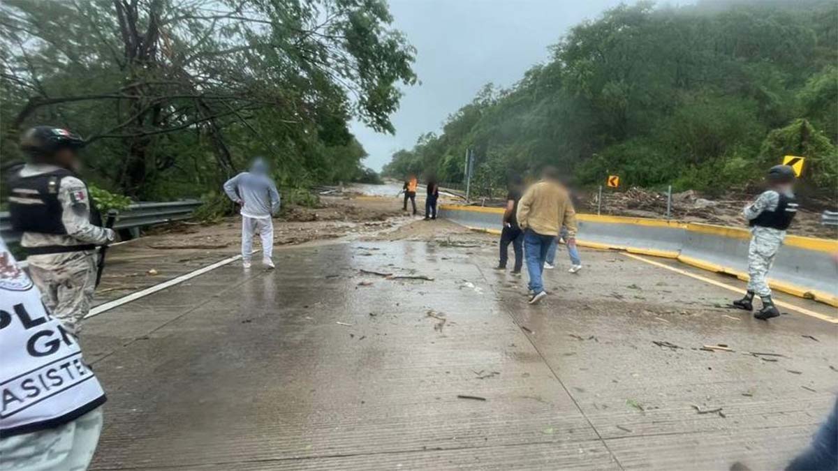Autopista del Sol sufre deslave por huracán Otis; está cerrada en ambos sentidos