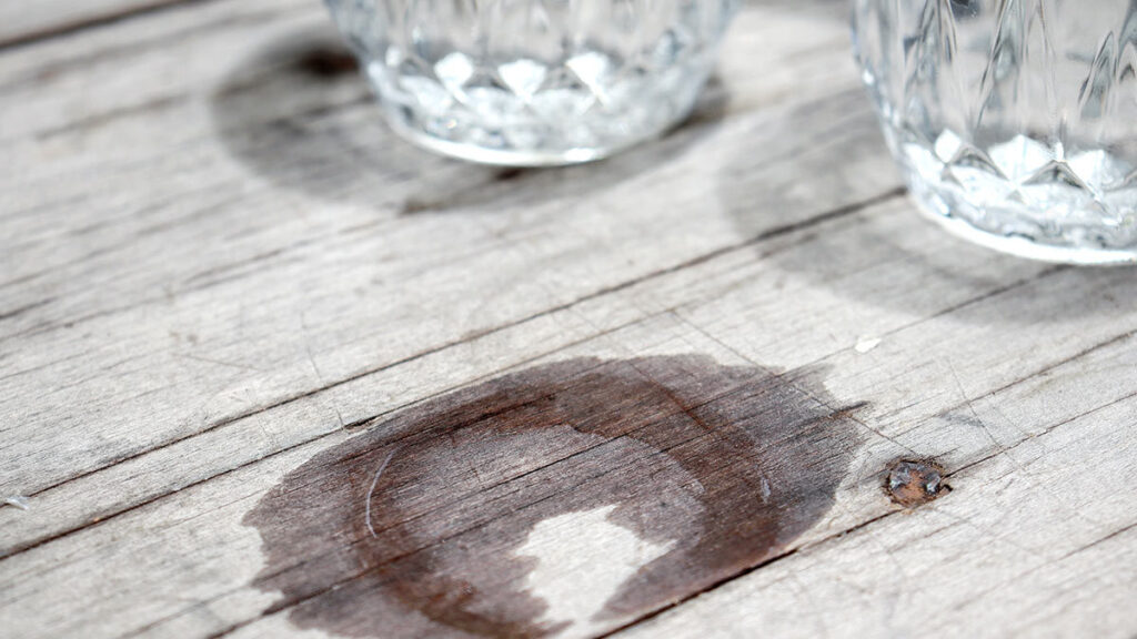 Cómo quitar manchas de agua en la madera