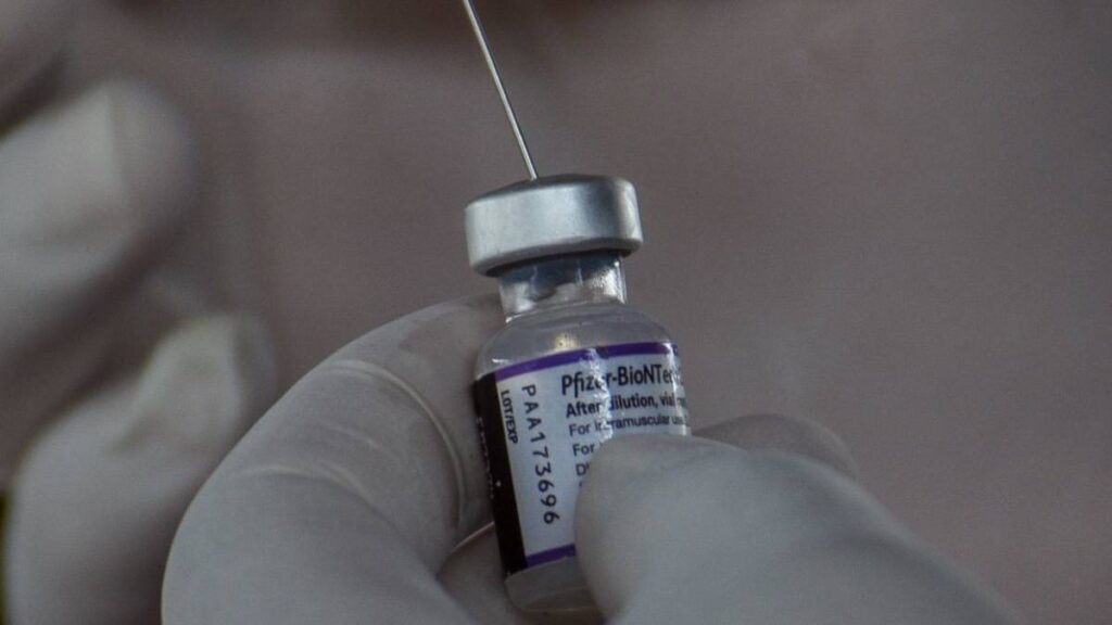 Vacuna contra COVID-19 de Pfizer da un paso para su venta en México; Cofepris da opinión favorable