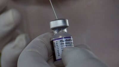 Vacuna contra COVID-19 de Pfizer da un paso para su venta en México; Cofepris da opinión favorable