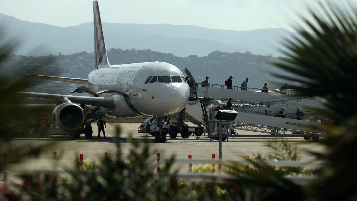 Desalojan 6 aeropuertos de Francia por posible atentado; se encuentran en alerta