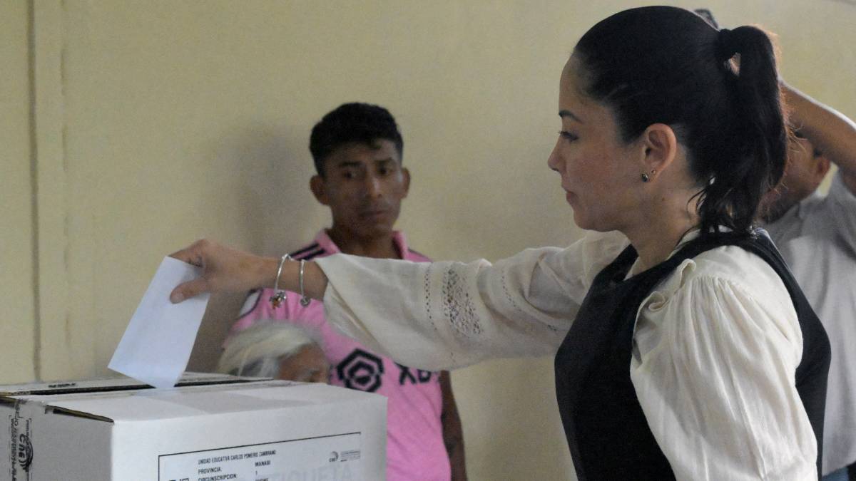 Ecuador elige presidente en segunda vuelta, podría tener a su primera mandataria mujer