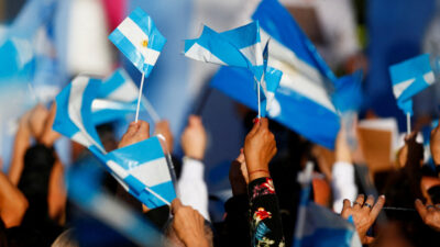 Argentina elige nuevo presidente en comicios decisivos para salir de crisis