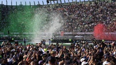 Fanáticos de la F1 alzan la mano en la GP de México en signo de apoyo a Guerrero