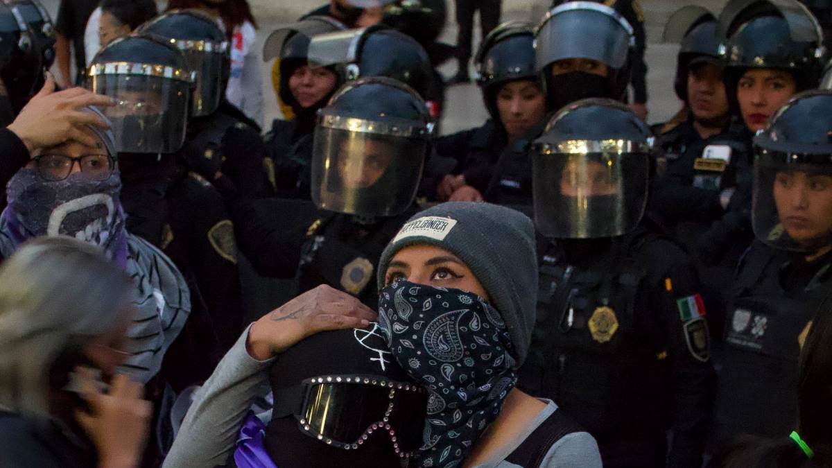 Feministas intentaron derribar cerco policial del Congreso local