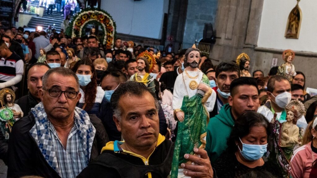 Personas fieles de San Judas Tadeo en iglesia de San Hipólito