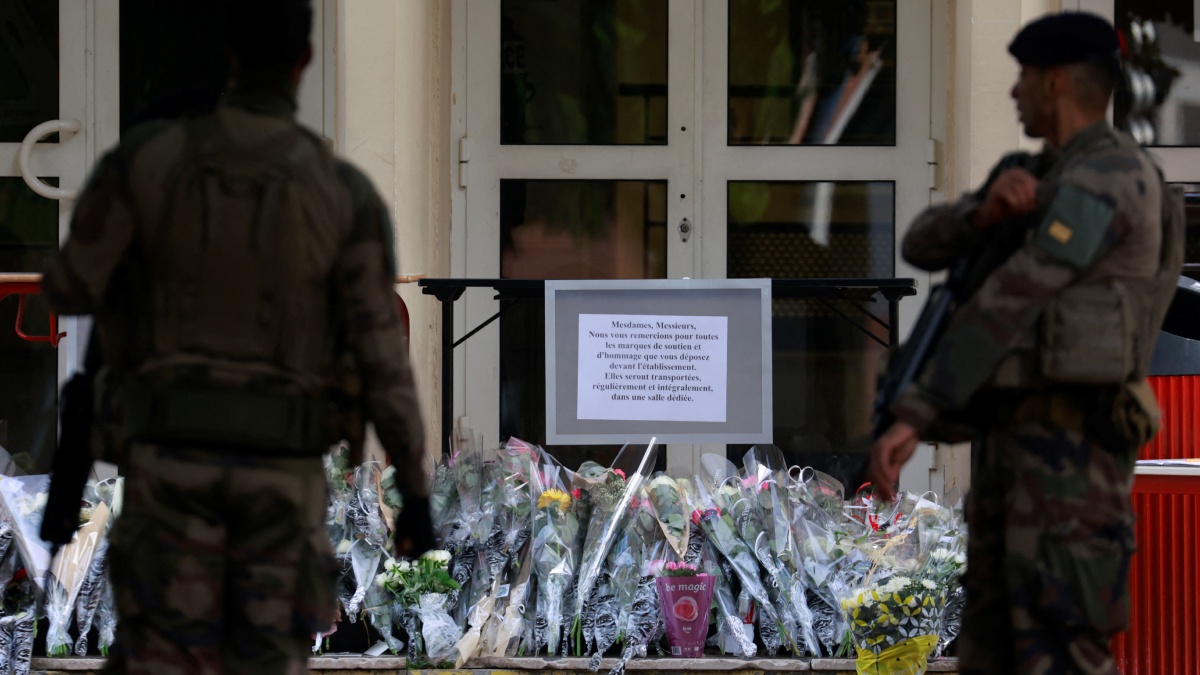 Amenaza de bomba en colegio atacado el viernes suspende homenaje a maestro asesinado