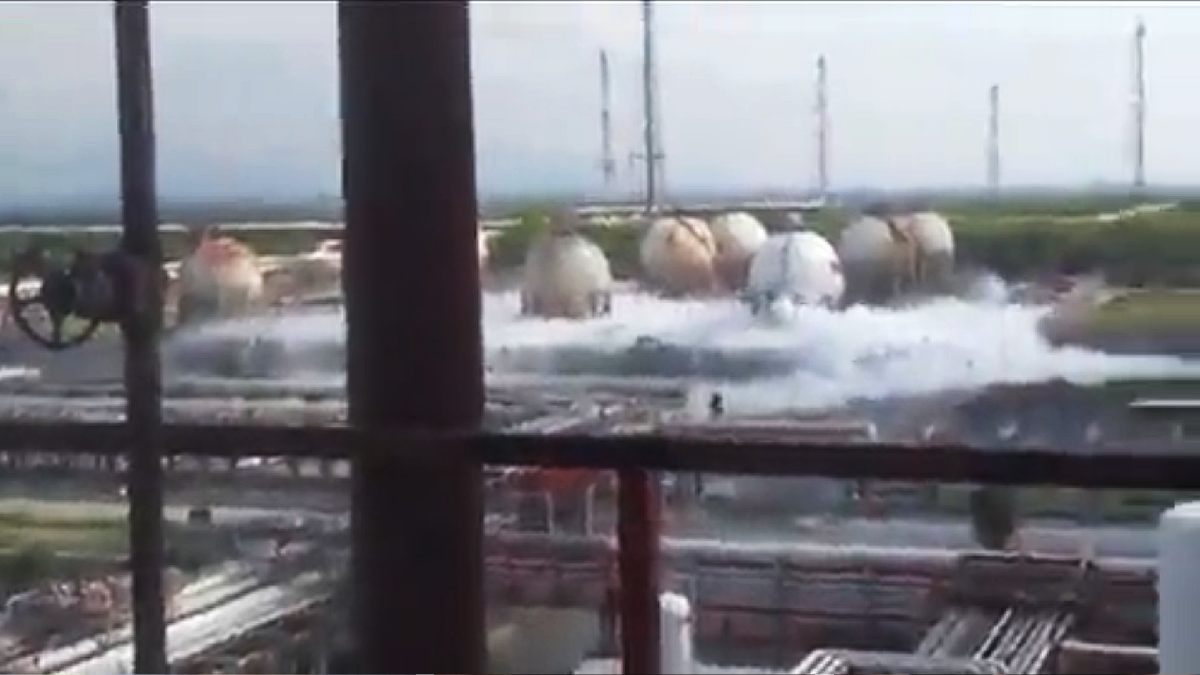 Reportan fuga de gas LP en refinería de Cadereyta; difunden videos del incidente