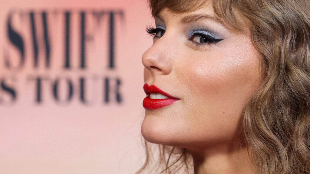 Taylor Swift y el vestido azul de Óscar de la Renta que uso en la premier de The Eras Tour