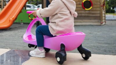 Policía de EU marca el alto a pequeña en su mini convertible rosa; iba a exceso de velocidad