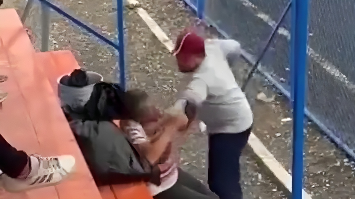 Hombre golpea a adulto mayor por festejar gol en un partido en San Luis Potosí; autoridades buscan al agresor