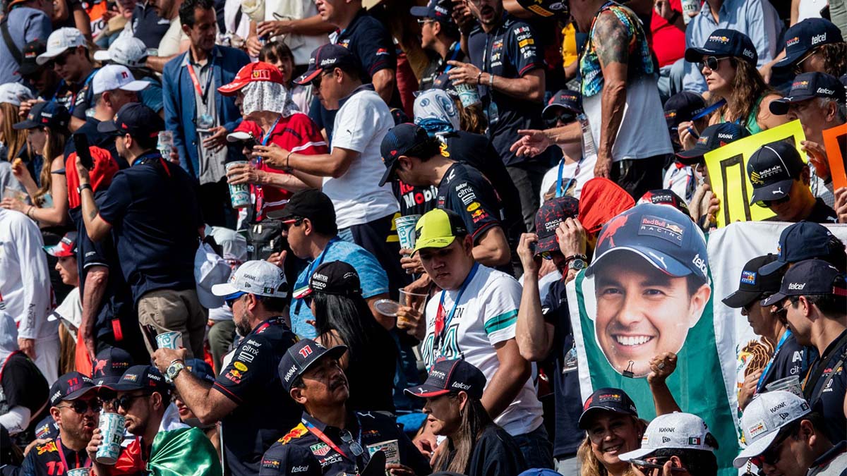 Pareja aprovecha el GP de México 2023 para comprometerse en las tribunas, ¡que viva el amor!