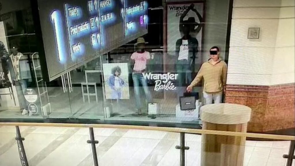 Hombre haciéndose pasar por maniquí en un centro comercial