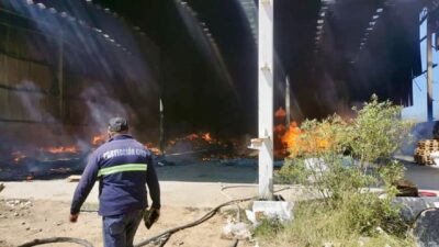 Huejotzingo, Puebla: incendio consume planta recicladora