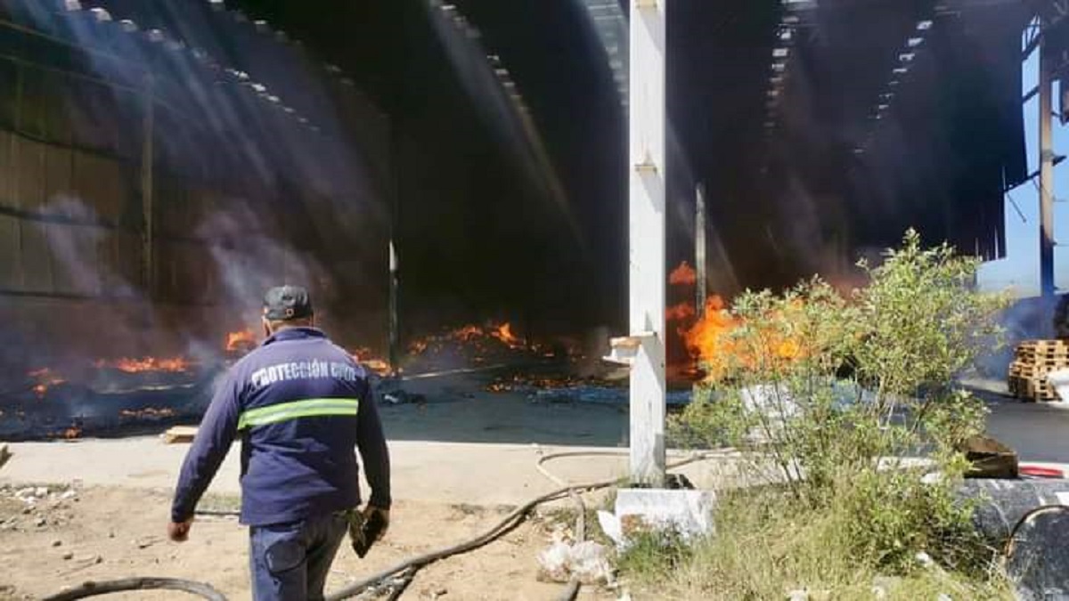 En imágenes: fuerte incendio consume planta recicladora en Huejotzingo, Puebla