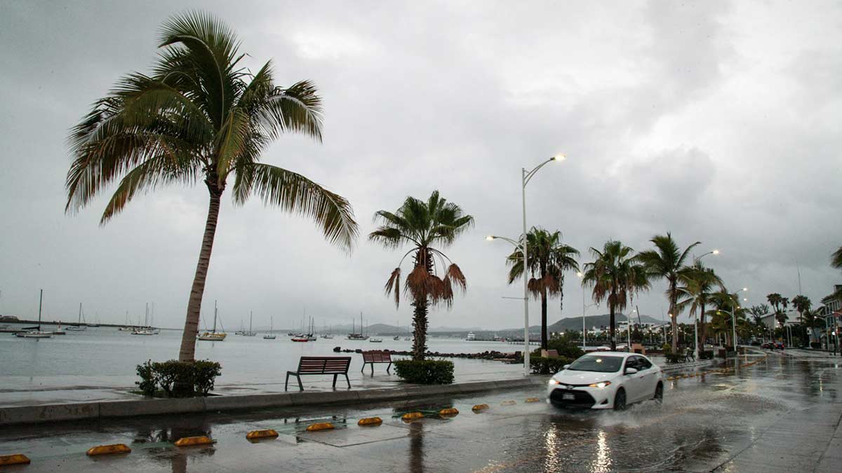 Lidia es huracán categoría 1 y Max baja presión remanente, ambos causan lluvias en México y suspenden clases