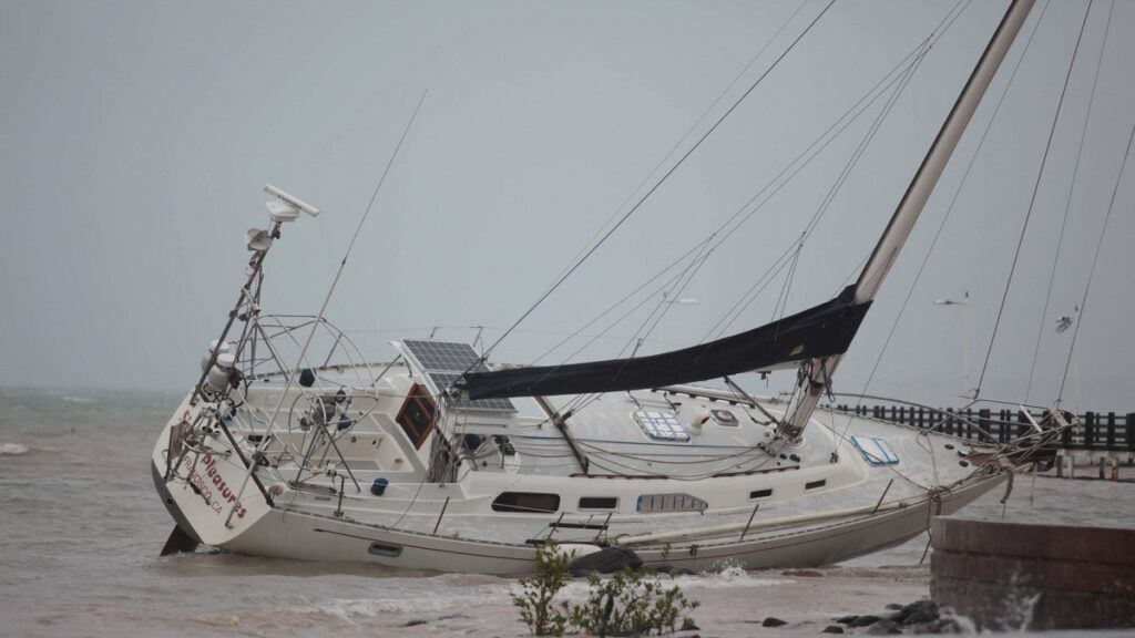 huracán-norma-causa-danos-en-bcs-y-sinaloa-muere-un-nino