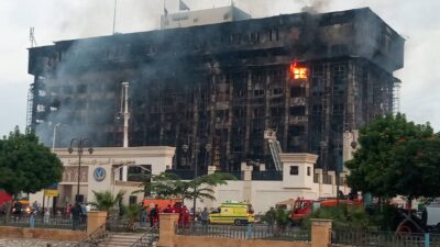 Gran incendio consume cuartel de policía en Egipto