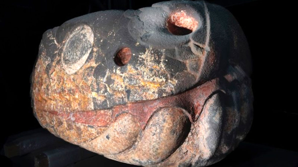 Una monumental cabeza de serpiente mexica recupera sus colores