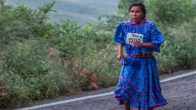 Isadora Rodríguez González, corredora rarámuri, gana maratón en Tamaulipas