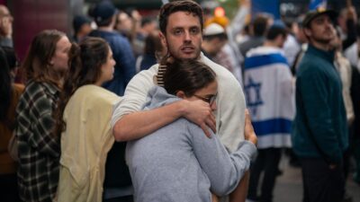 Jóvenes abrazados en Israel, país en guerra con Hamás