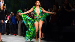 Jennifer Lopez pierde falda en show; video