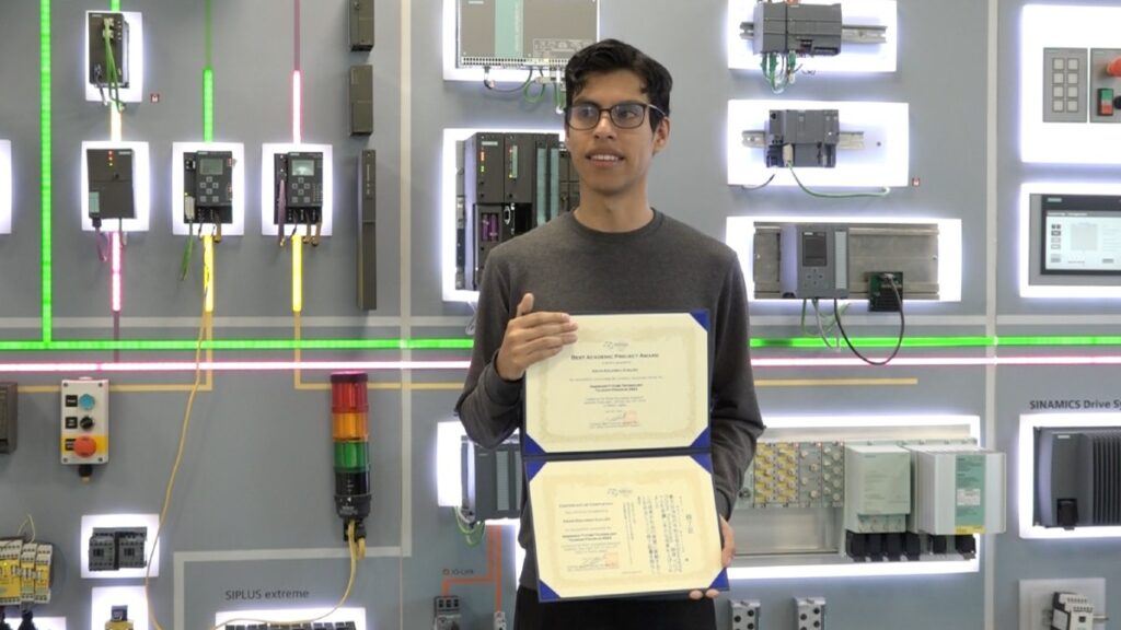 Kevin Guillén, estudiante de la Uteq, gana premio por diseñar sistema que lleva robots al espacio